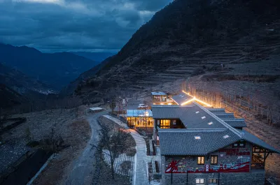 Luding Niubei Mountain Mowang Valley Resort&Hotel Hotels near Erlang Mountain Tunnel