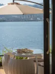 On the side of clear water, sunrise on the sea, waterfront and sea view vacation accommodation - Frühstück