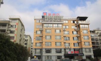 Pai Hotel (Xinchang Qixing Residential District Branch)