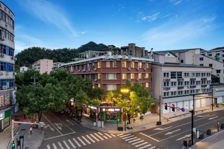 Chengshi Xiaoshe (Jinyun Tourist Transport Distribution Center, Wandi Square Branch) Отели рядом со станцией Jinyun West Railway Station