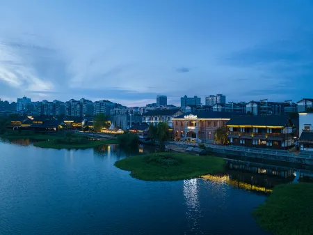 Changde ligao 1919 Lakeside Hotel (Daxiaohe Street) Отели рядом с достопримечательностью «Hunan Institute of Applied Technology»