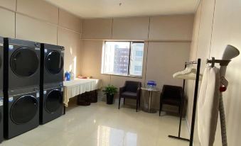 Zhuhai Junyi International Hotel (Mingzhu Light Rail Station Xiangshan Lake Park)