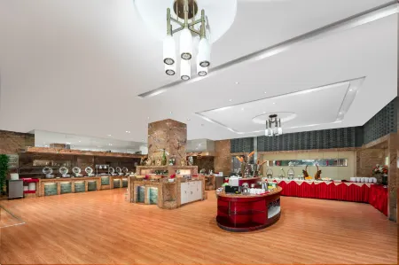 Hailian Water World Hotel (Sanmenxia Wanda Plaza) Отели рядом с достопримечательностью «Huanghe Forest Park»