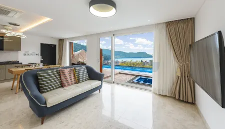 Friemily Poolvilla & Hotel Отели в г. Кодже