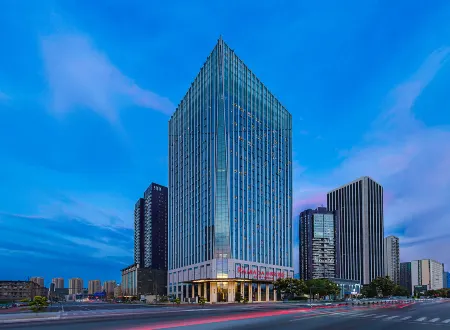 Ramada Binjiang Hotel Yichang Отели рядом с достопримечательностью «Yiling Square»