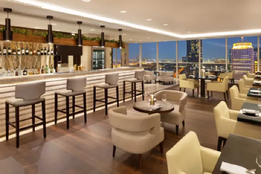 Sheraton Grand Hotel, Dubai Отели рядом с достопримечательностью «Всемирный торговый центр Дубай»