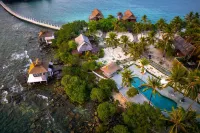 Full Moon Private Island - piscina