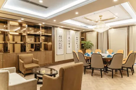 Yintai Hotel (Rongxian Walmart) Отели рядом с достопримечательностью «Giant Buddha in Rong County»