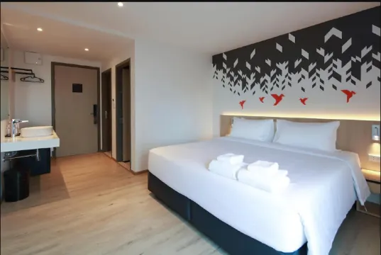 ห้องดีลักซ์ เตียงใหญ่ พร้อมวิวเมือง