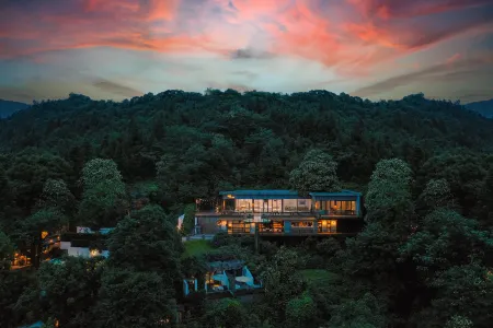 Cloud Inn Отели рядом с достопримечательностью «Xixiang Pool (Bathing Elephant Pool)»