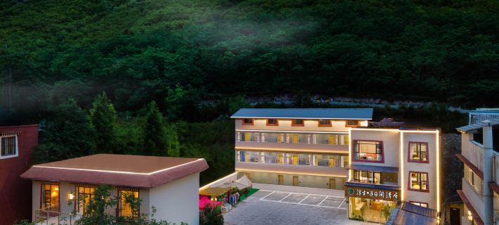 Fusheng Half-Day Xianqingju (Jiuzhaigou Eternal Love Store) Отели в г. Цзючжайгоу