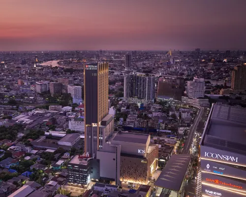 Hilton Garden Inn Bangkok Riverside Отели рядом с достопримечательностью «Пирс Си-Пхрая»