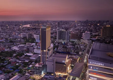 Hilton Garden Inn Bangkok Riverside Отели рядом со станцией Бангбамру