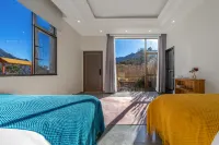 Banshan Courtyard · Looking Up at the Stars · Holiday Hotel