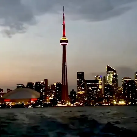 DT2BR2BA CN tower &lake view/ parking king bed