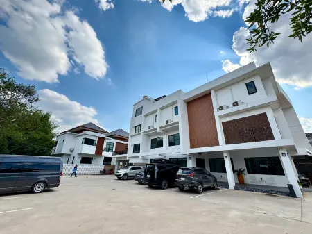 Chom Chiangrai Hotel Отели рядом с достопримечательностью «Белый храм Ват Ронг Кхун»