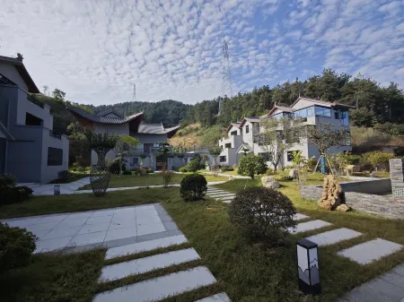Xiyi Hotel (Entrance Store of Wudang Mountain Scenic Area) Отели рядом с достопримечательностью «Wudang Mountains Ancient Building Complex»