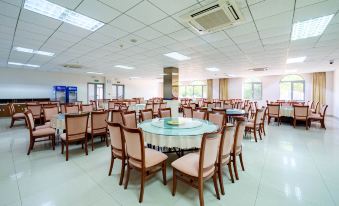 Universal Health and Wellness Fenghua Gold Coast Travel Center Homestay