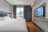 Borrman Hotel (Zhuhai Gongbei Port Fuhuali Light Rail Store) - ติดทะเล