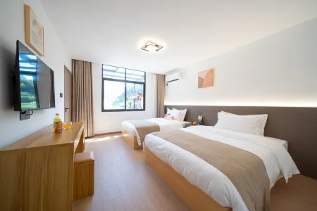 Warm and cool homestay Отели в г. Юньхэ