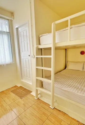 ห้องดีลักซ์เตียงควีนไซส์พร้อมเตียงควีนไซส์ 2 เตียง