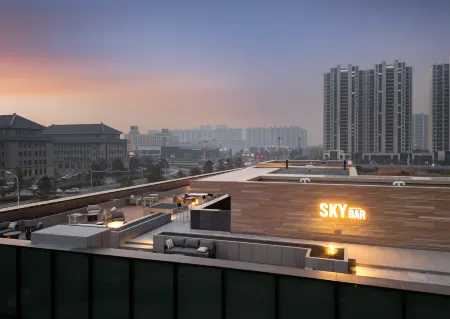 Radisson RED Jingyue Changchun Отели рядом с достопримечательностью «Software Engineering Simulation Company， College of Humanities & Information， Changchun University of Technology»