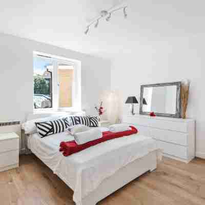 2 bed flat, dedicated workspace, Parking, 4KTV Rooms