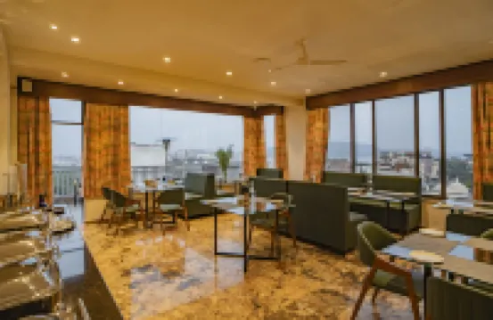 MAYA'S MANOR - A Luxury Lake View Boutique Hotel