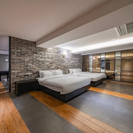Jamsil Raum Tourist Hotel Отели рядом с достопримечательностью «Станция метро Gaerong»