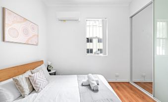 Cozy & Well-Located Room – Steps from Transit & University