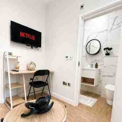 Exclusive 1 Bedroom Flat in the Heart of Hounslow! Rooms
