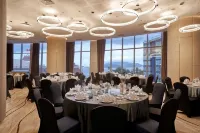 Lyn & SEAs Panorama Beachfront Nha Trang - parking