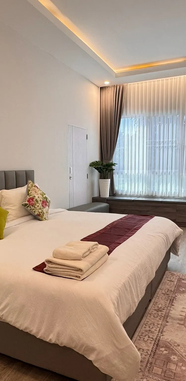 ห้องพรีเมียมดีลักซ์ เตียงคิงไซส์ วิวสระว่ายน้ำ