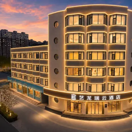 Elong R.YUN Hotel (Zhangye West Railway Station Bell Tower Area)