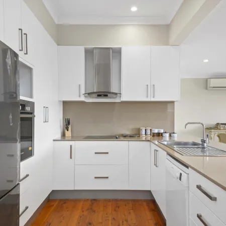 River View Oasis: Spacious 3-Bed House with Pool