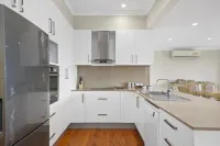 River View Oasis: Spacious 3-Bed House with Pool - Private Pools