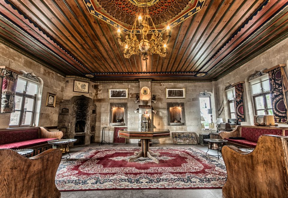 a room with a large wooden ceiling and red rugs on the floor , creating a cozy atmosphere at Museum Hotel - Special Class