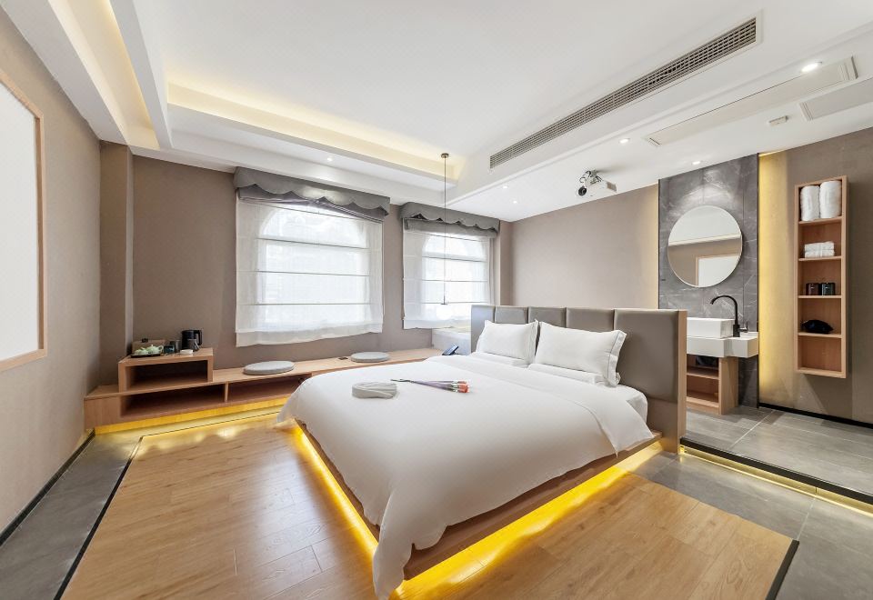 애스턴 호텔의 편안한 침대와 객실 인테리어