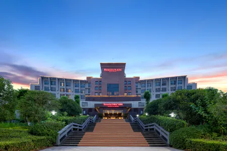 Ramada Plaza by Wyndham Chongqing West Отели рядом с достопримечательностью «Dazu Stone Carving Baoding Mountain Scenic Area - Guiding Service Hall»