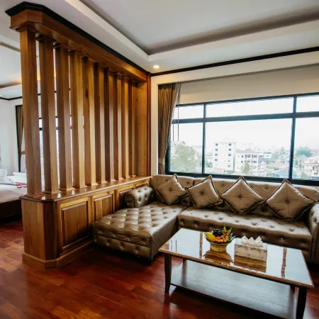 Sisombat Plaza Hotel Отели рядом с достопримечательностью «Храм Kang»