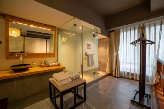 Dongli Reading House Hotel (Chongqing Dashiba Light Rail Station) Отели рядом с достопримечательностью «Chongqing Hongyan Revolutionary Museum»