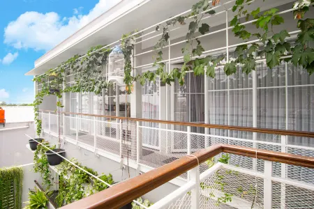 Roemah Kenari Отели рядом с достопримечательностью «Air Mancur IRJ RSUP Dr. Sardjito»