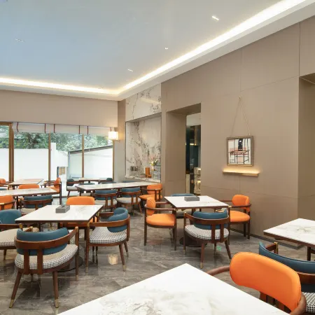 Yizhi Hotel (Guangzhou Shangxiajiu Pedestrian Street Rainbow Bridge Metro Station Branch) Отели рядом с достопримечательностью «Ли-Ван»
