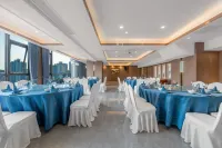 Junchao Mira Hotel (Ranjiaba Flower Garden Light Rail Line 6 Station)