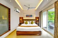 Celebrity Resort Hotels near Leo Splash