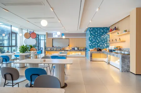 Homeinn Hotel (Liupanshui High-speed Railway Station People's Square) Отели рядом с достопримечательностью «Liu Pan Shui Zoo»