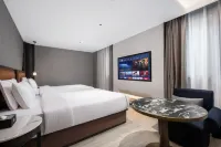 원시 뷰로 호텔 멀리 수영장만을 바라보다 주변 호텔