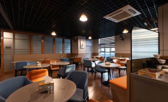 Yuefeng Hotel (Yangjiang Bus Terminal, Wal-Mart)