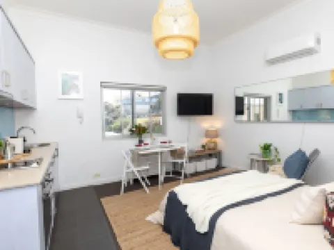 Cozy beachfront studio with aircon Hotels in North Bondi