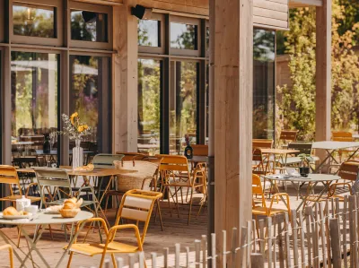 Hotel Le Bout du Parc de Versailles فنادق في Saint-Cyr-l'Ecole